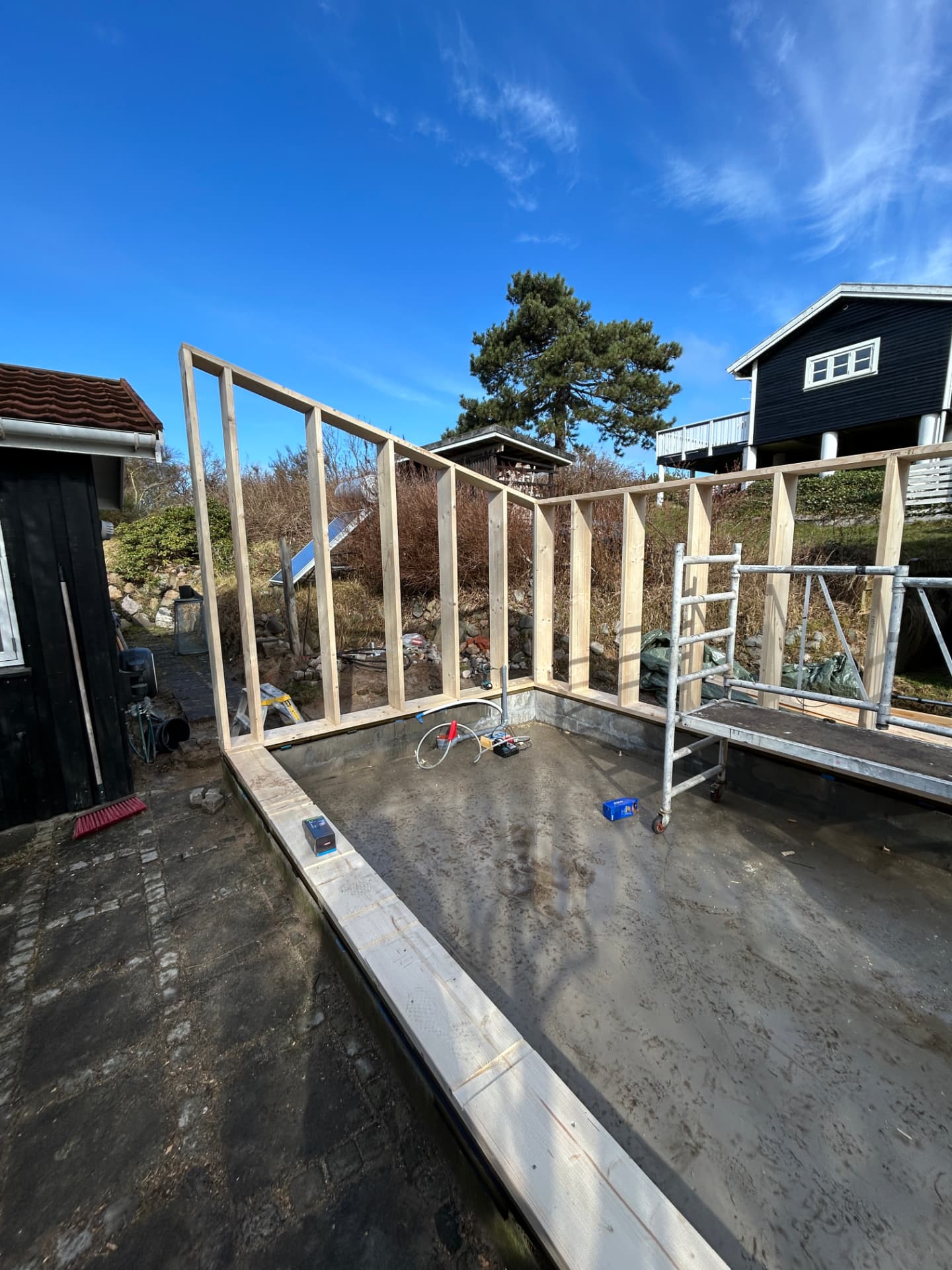 To vægge rejst og samlet i hjørnet af anneksbyggeriet